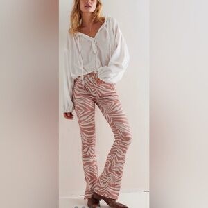 FREE PEOPLE We The Free Level Up Slit bootcut Jeans / marble zebra
